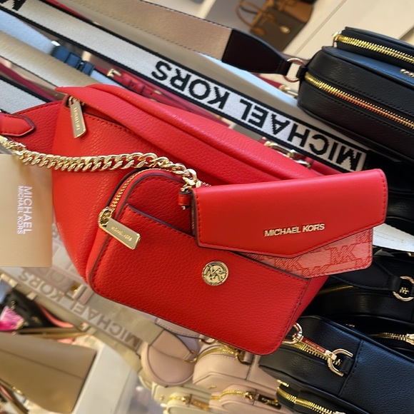 MICHAEL KORS
Maisie Large Pebbled Leather 2-in-1 Sling Pack
Dark Sangria 
NWT - Picture 9 of 16